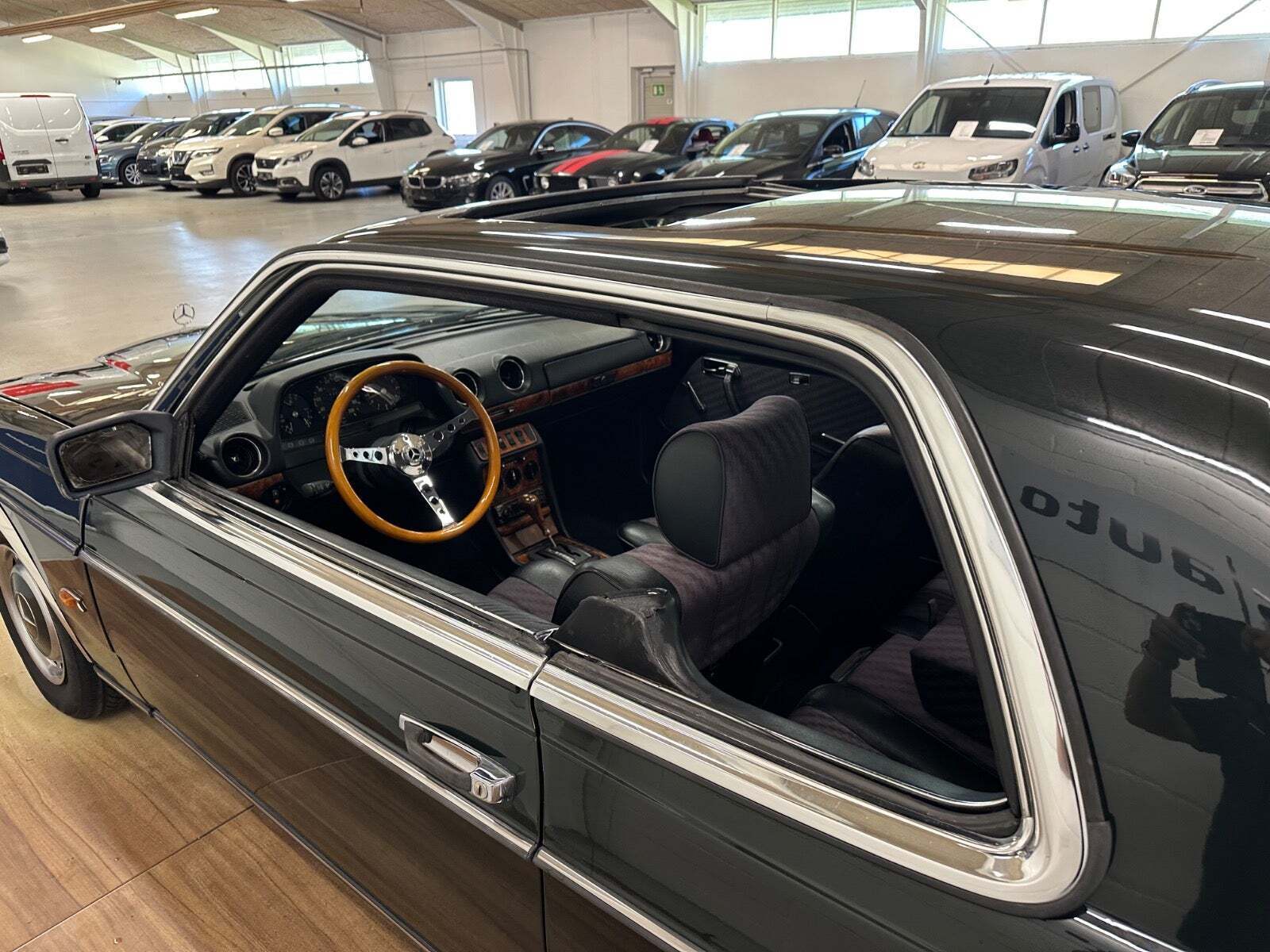 Grøn Mercedes 230 CE fra 1981 set indefra
