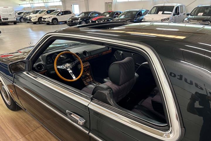 Grøn Mercedes 230 CE fra 1981 set indefra