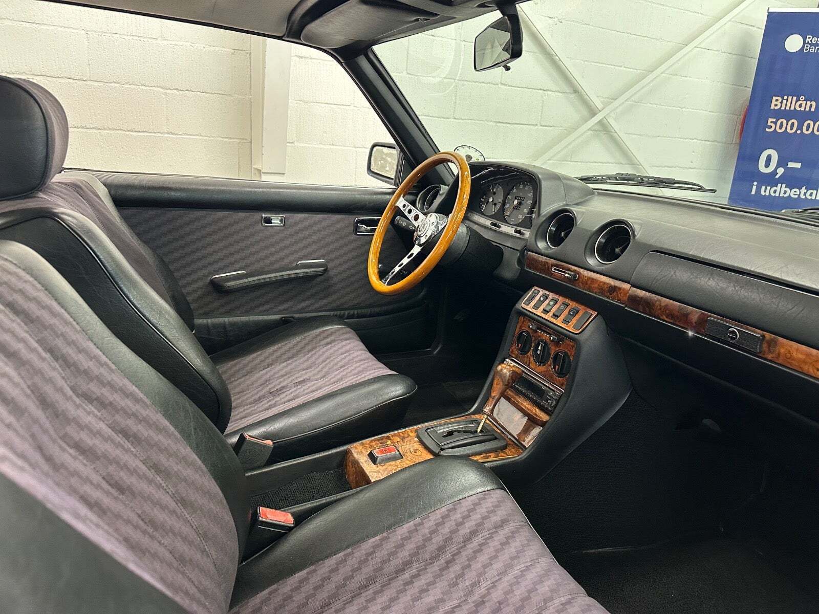 Grøn Mercedes 230 CE fra 1981 set indefra