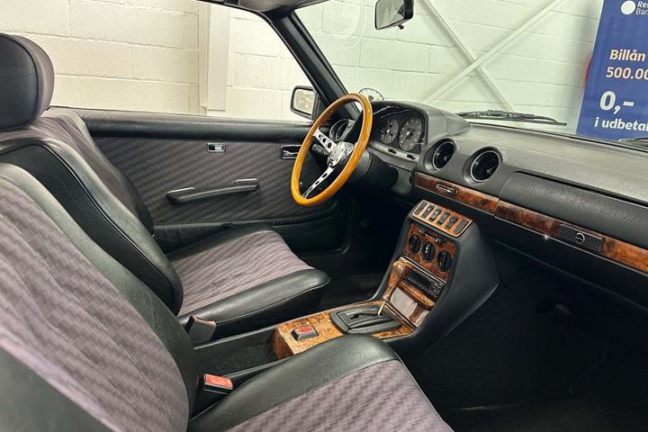Grøn Mercedes 230 CE fra 1981 set indefra