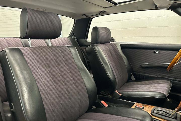 Grøn Mercedes 230 CE fra 1981 set indefra