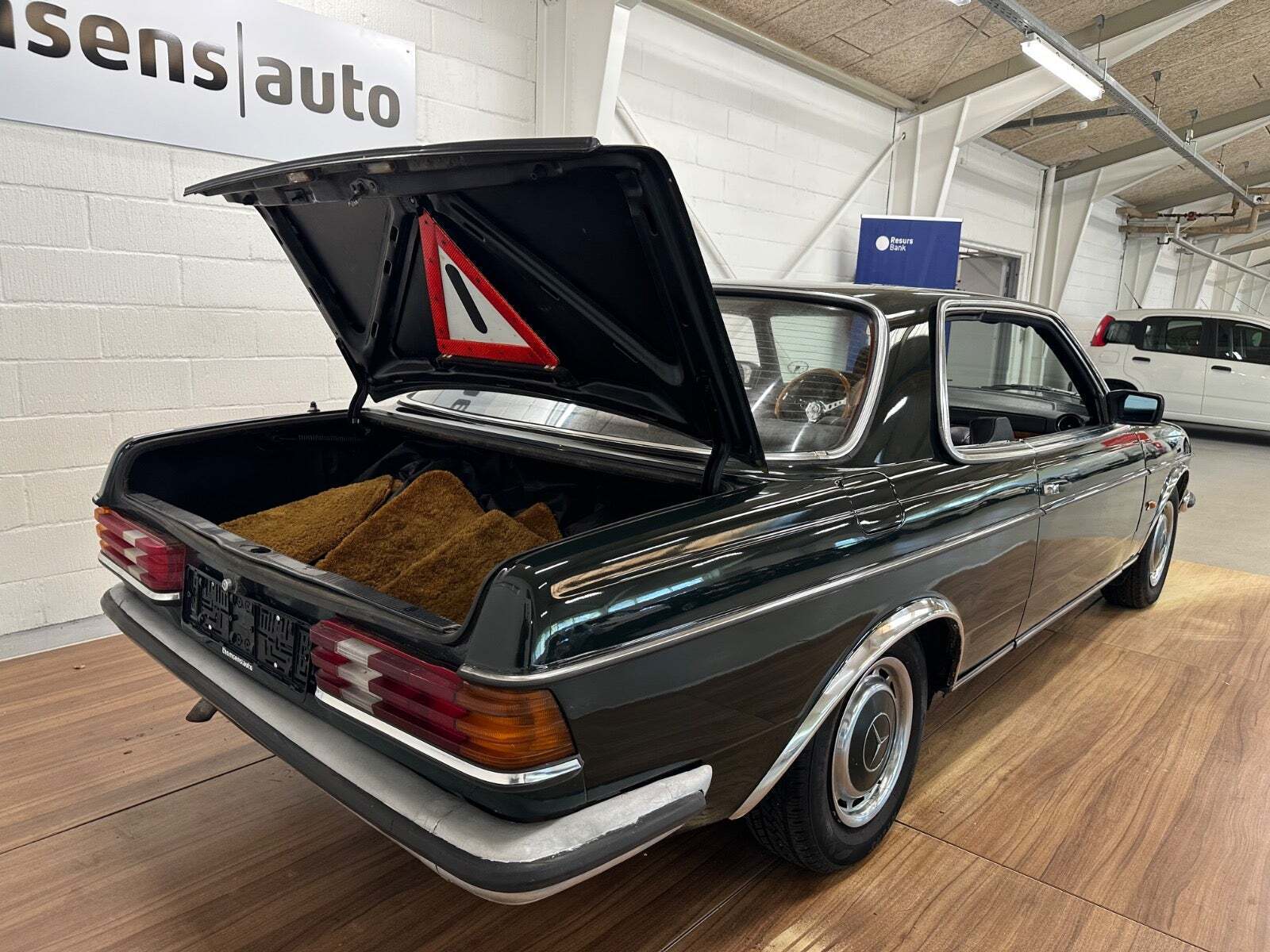 Grøn Mercedes 230 CE fra 1981