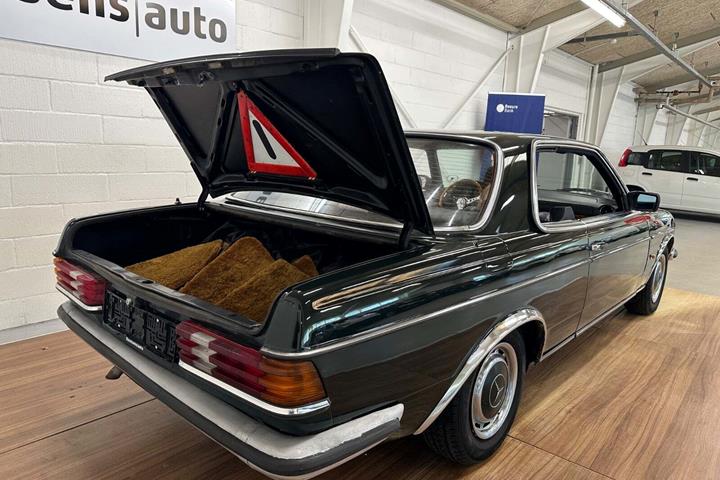 Grøn Mercedes 230 CE fra 1981