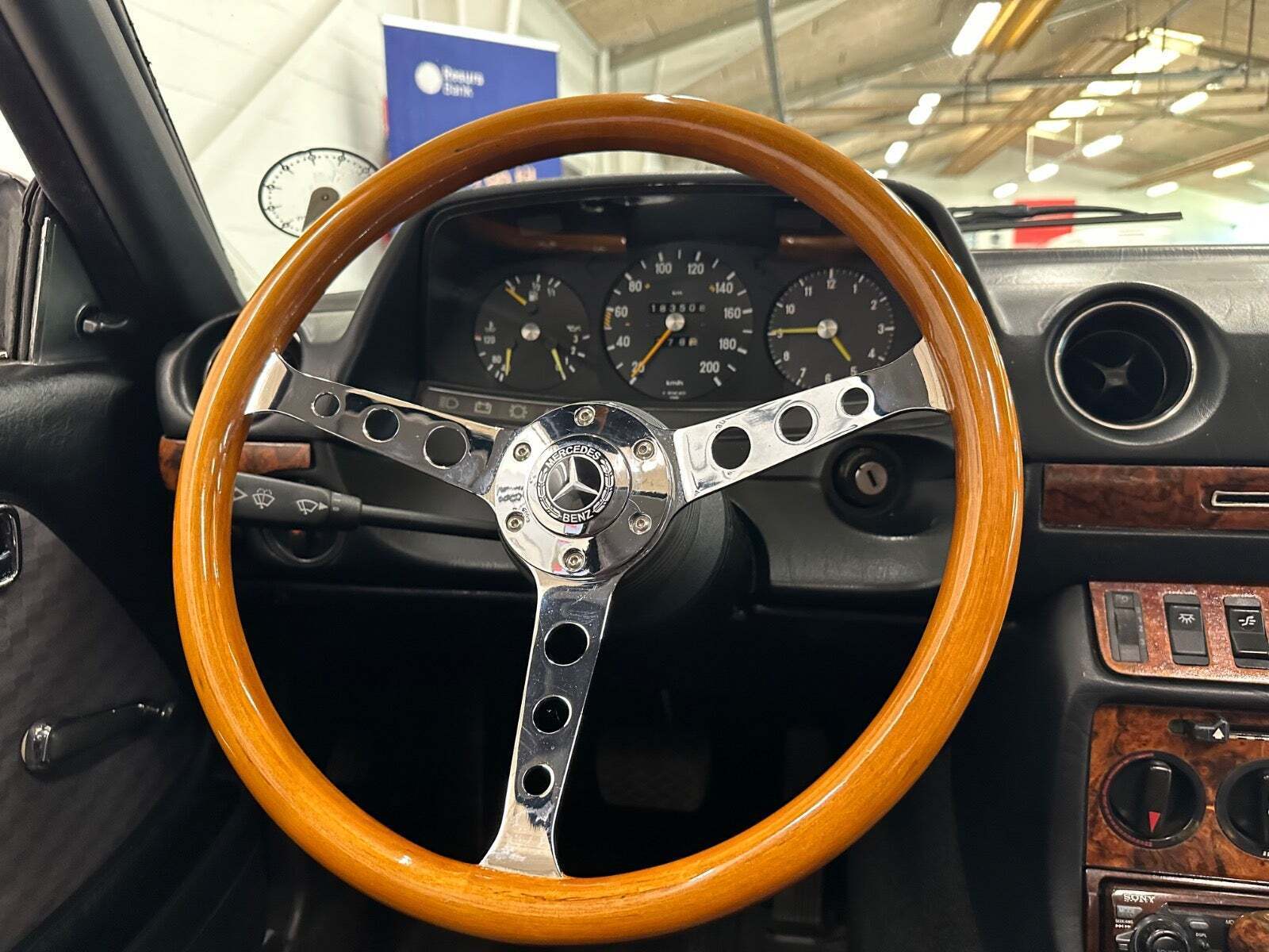 Grøn Mercedes 230 CE fra 1981
