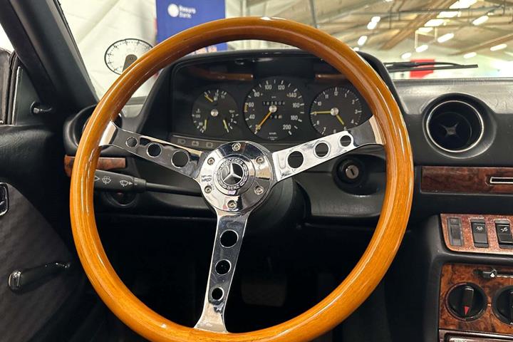 Grøn Mercedes 230 CE fra 1981