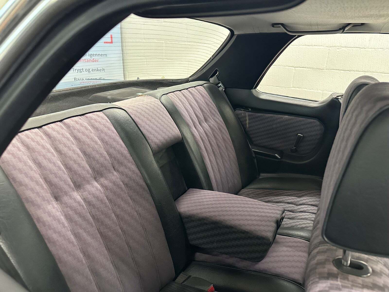 Grøn Mercedes 230 CE fra 1981