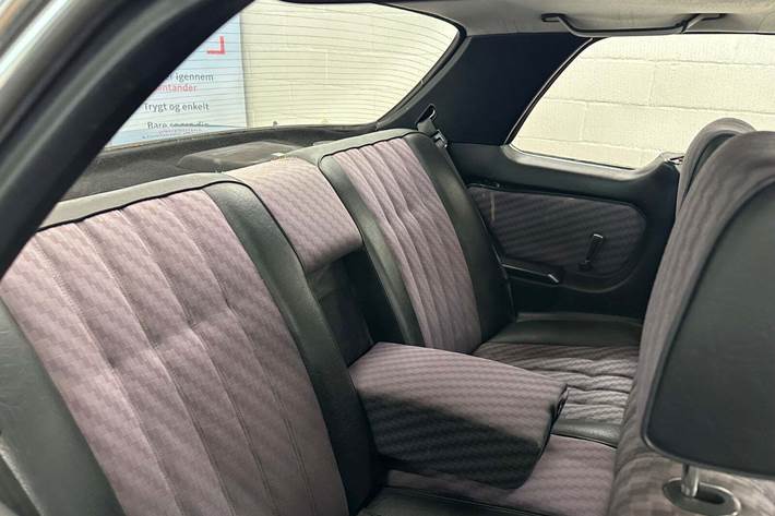 Grøn Mercedes 230 CE fra 1981