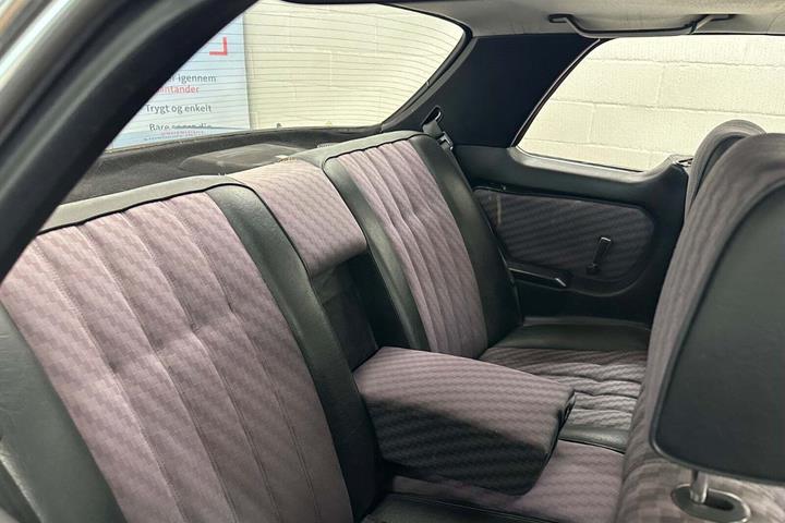 Grøn Mercedes 230 CE fra 1981
