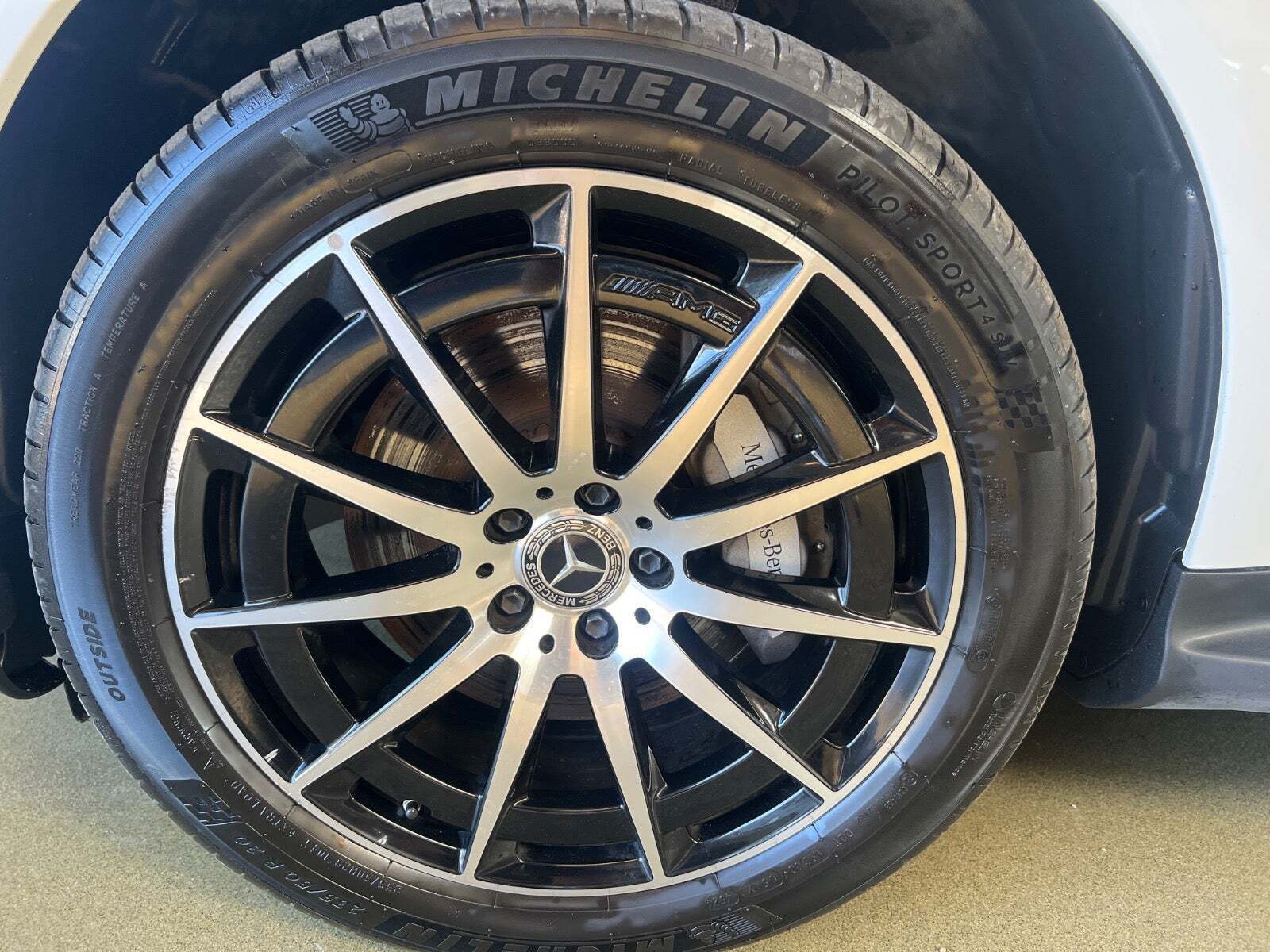 Hvid Mercedes EQC400 fra 2021