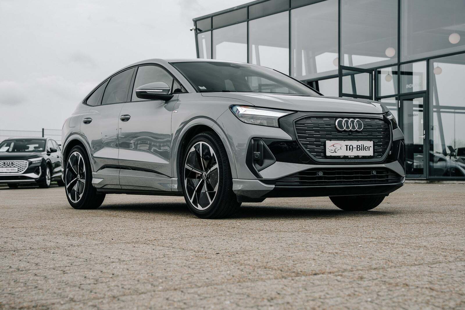 Grå Audi Q4 e-tron fra 2022 set udefra