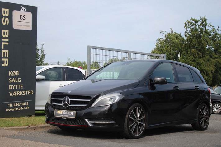 Sort Mercedes B180 fra 2013 set udefra