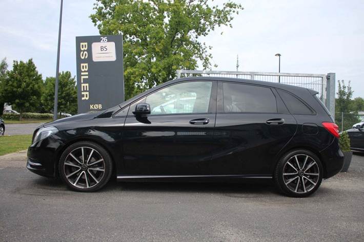 Sort Mercedes B180 fra 2013