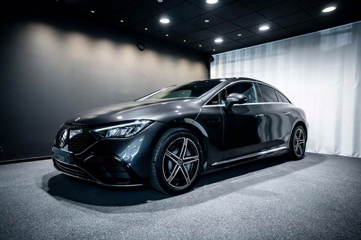 Grå Mercedes EQE350 fra 2024 set udefra
