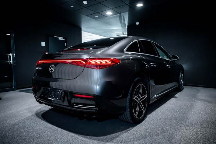 Grå Mercedes EQE350 fra 2024