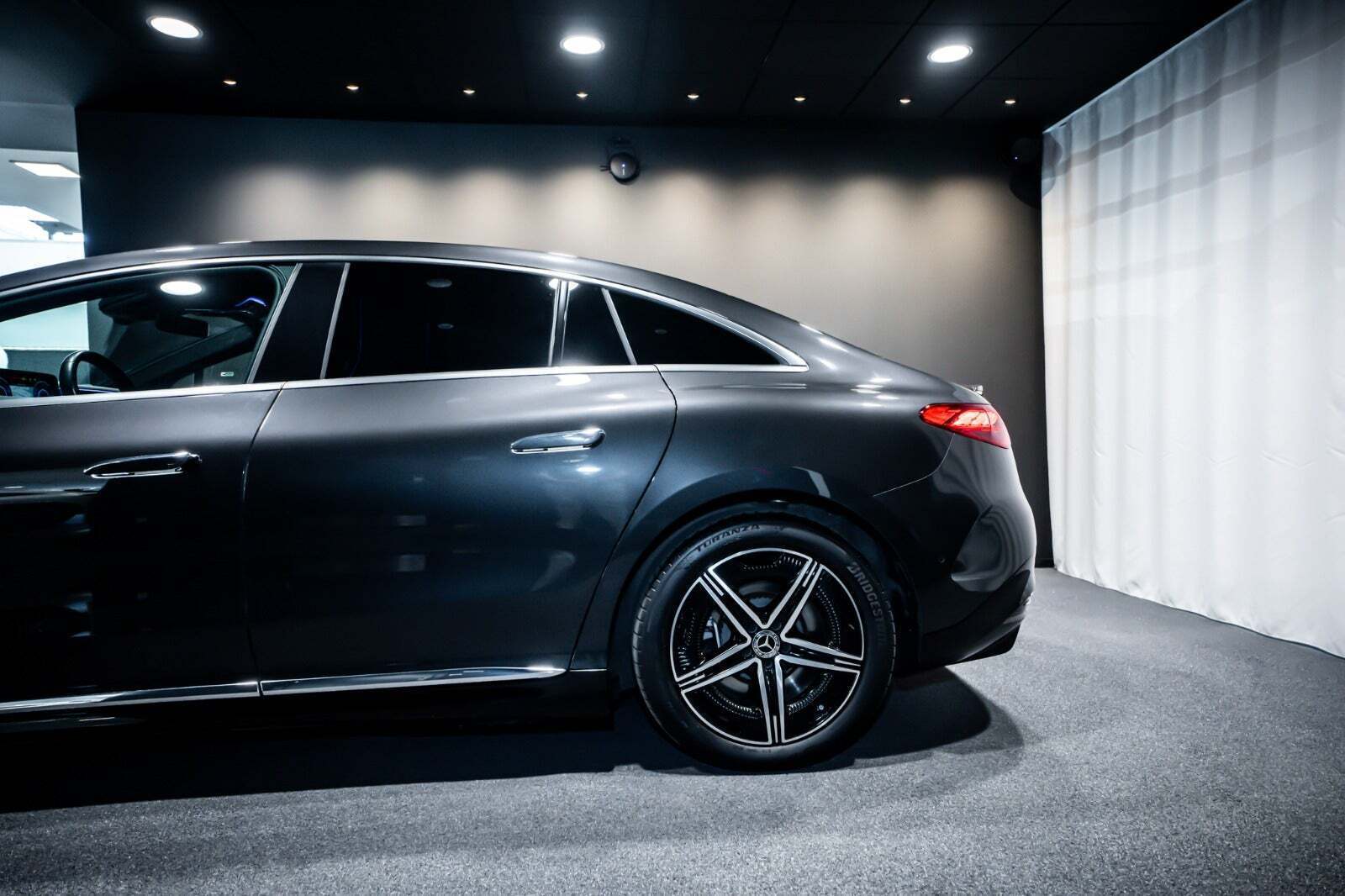 Grå Mercedes EQE350 fra 2024