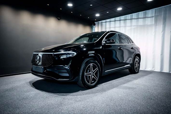 Sort Mercedes EQA250+ fra 2024 set udefra