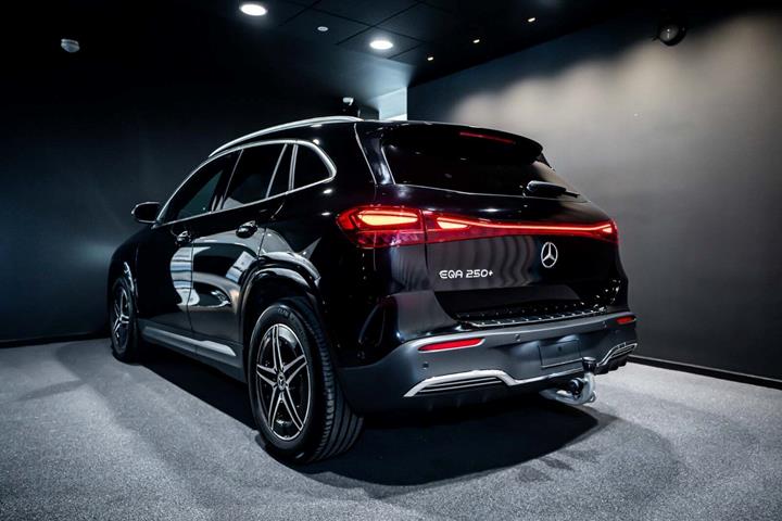 Sort Mercedes EQA250+ fra 2024