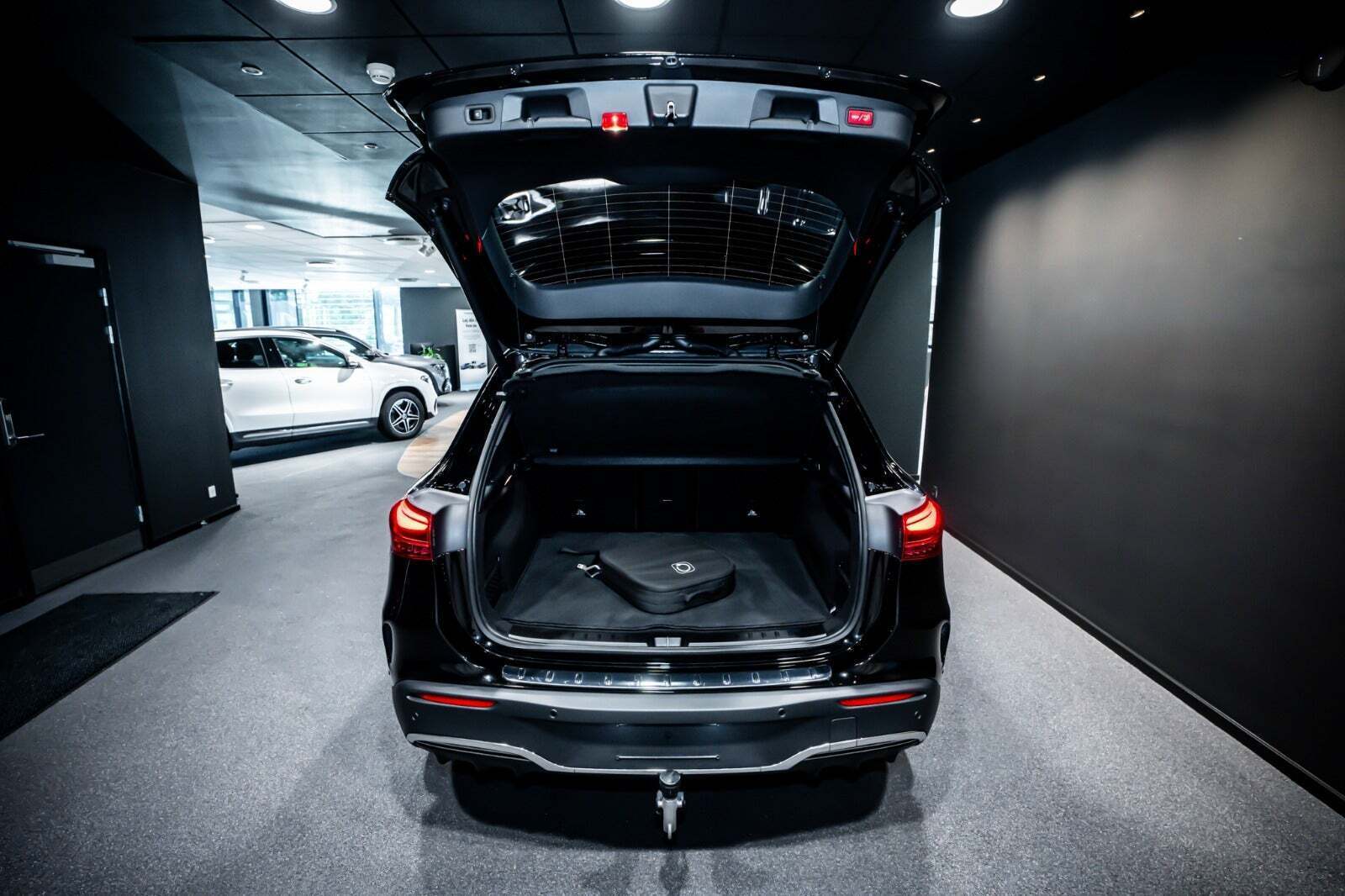 Sort Mercedes EQA250+ fra 2024