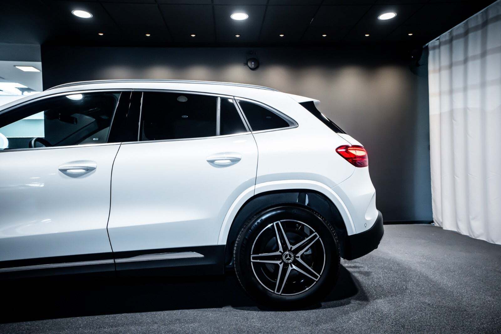 Hvid Mercedes EQA250+ fra 2024