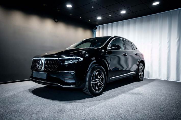 Sort Mercedes EQA250+ fra 2024 set udefra