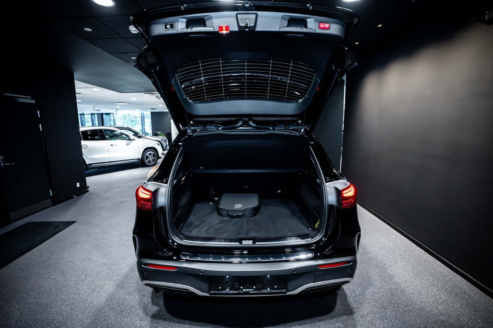 Sort Mercedes EQA250+ fra 2024