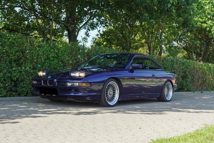 Blå BMW 850i fra 1991 set udefra