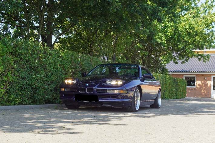 Blå BMW 850i fra 1991 set udefra