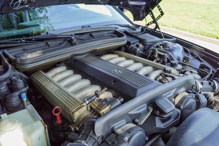 Blå BMW 850i fra 1991 set udefra