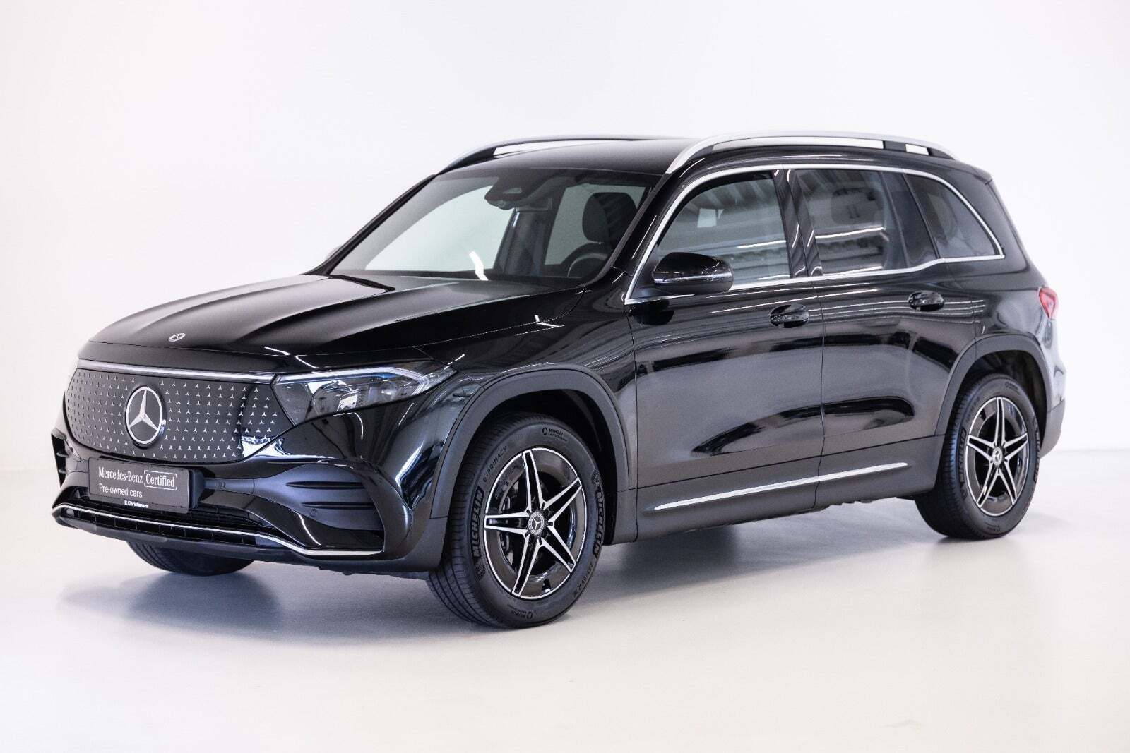 Sort Mercedes EQB250+ fra 2025 set udefra