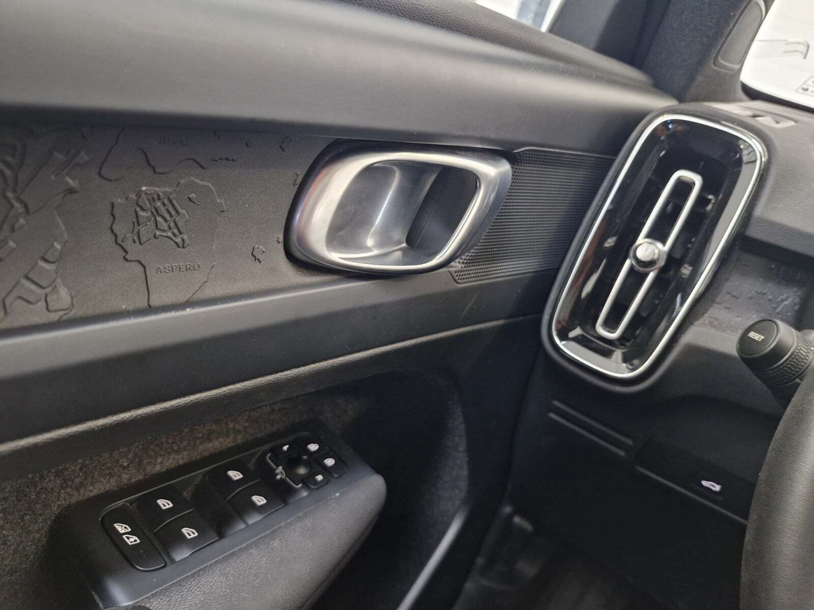 Sort Volvo EX40 fra 2024