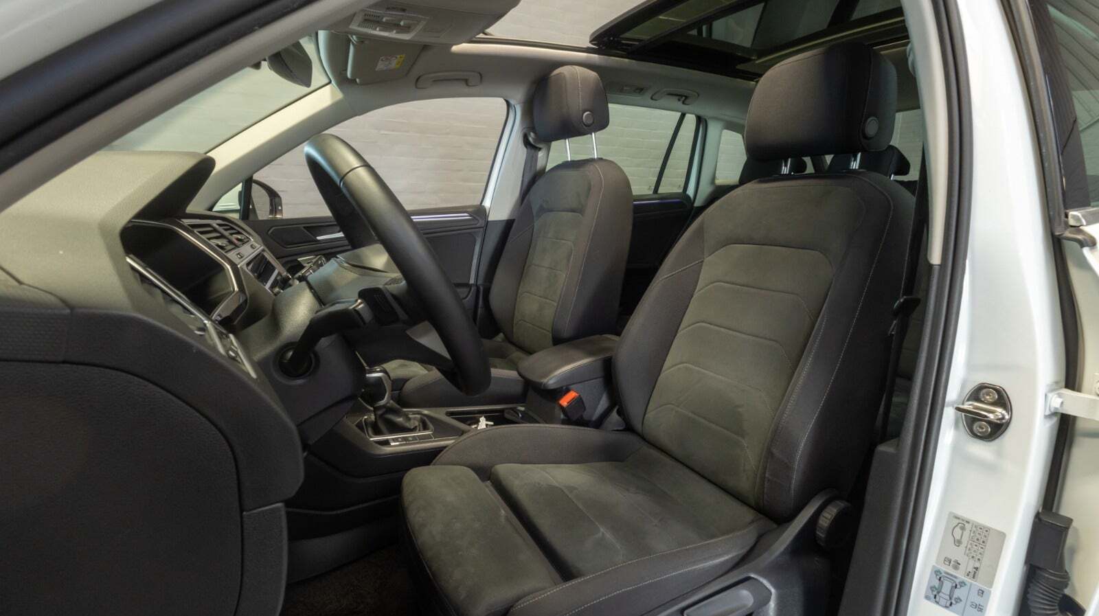 Hvid VW Tiguan fra 2021 set indefra