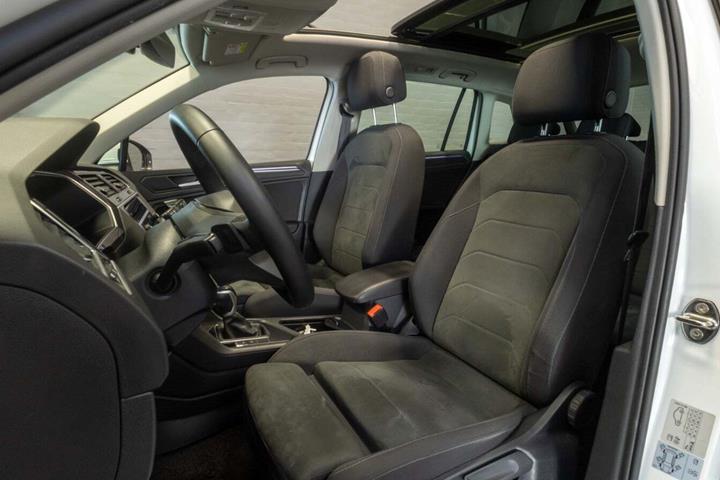 Hvid VW Tiguan fra 2021 set indefra
