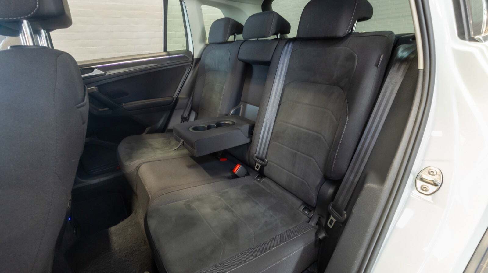 Hvid VW Tiguan fra 2021 set indefra