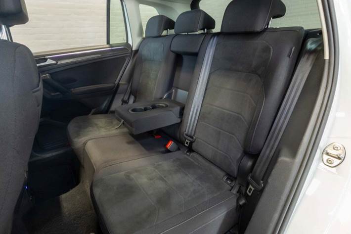 Hvid VW Tiguan fra 2021 set indefra