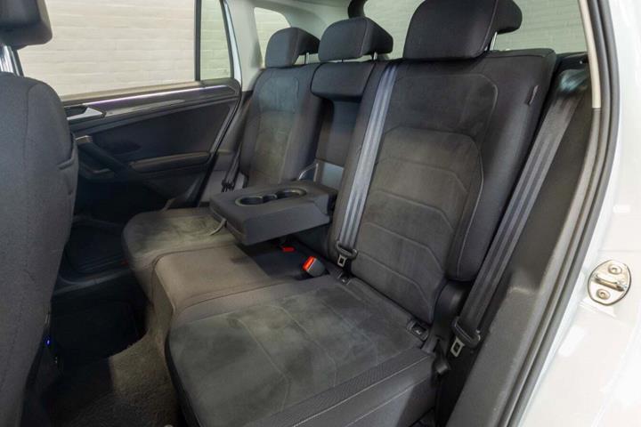 Hvid VW Tiguan fra 2021 set indefra