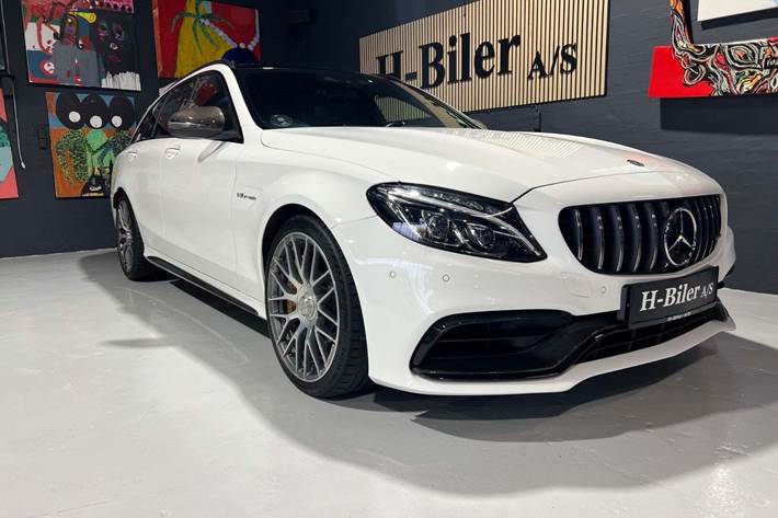 Gul Mercedes C63 fra 2016 set udefra