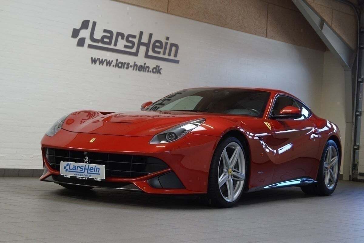 Rød Ferrari F12berlinetta fra 2013 set udefra