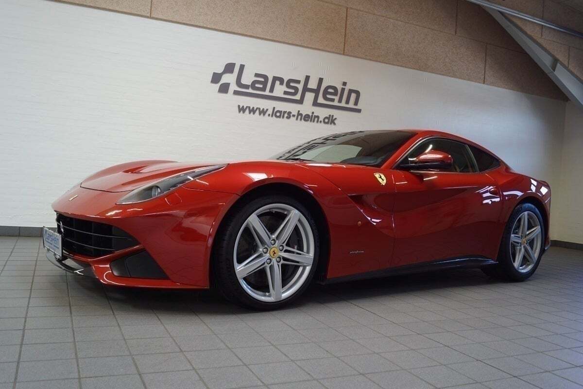 Rød Ferrari F12berlinetta fra 2013 set udefra