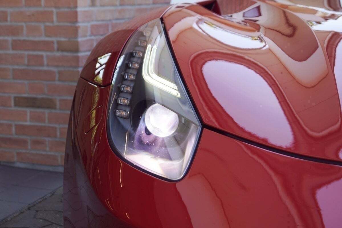 Rød Ferrari F12berlinetta fra 2013