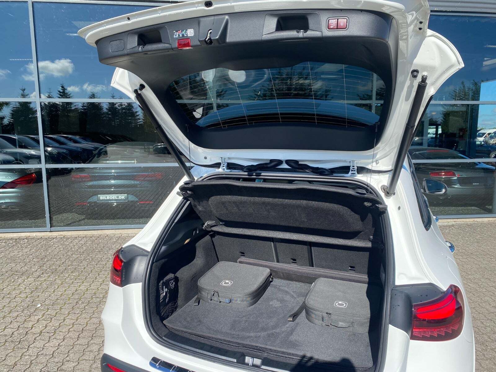 Hvid Mercedes EQA300 fra 2024