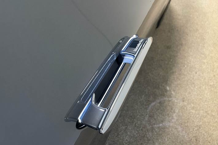 Grå Mercedes EQE 350 fra 2023