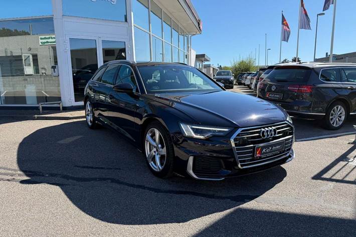 Blå Audi A6 fra 2022 set udefra