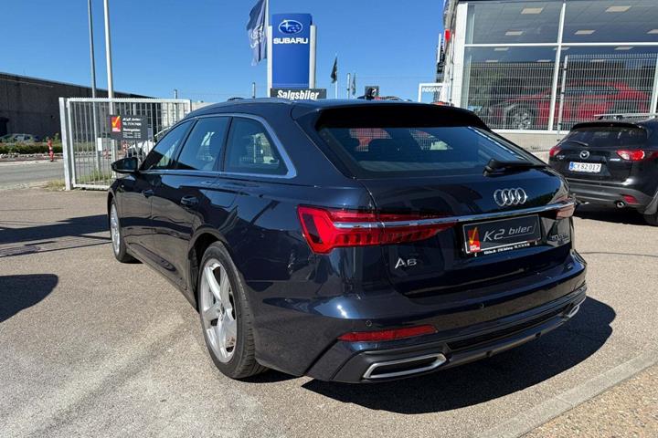Blå Audi A6 fra 2022