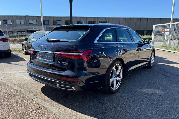 Blå Audi A6 fra 2022