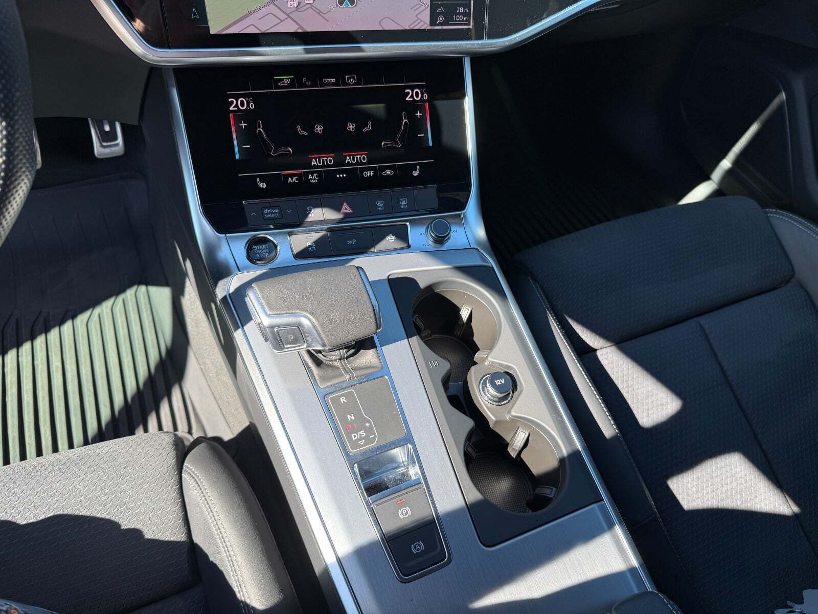 Blå Audi A6 fra 2022