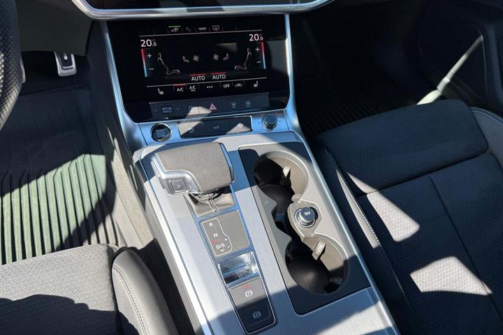 Blå Audi A6 fra 2022