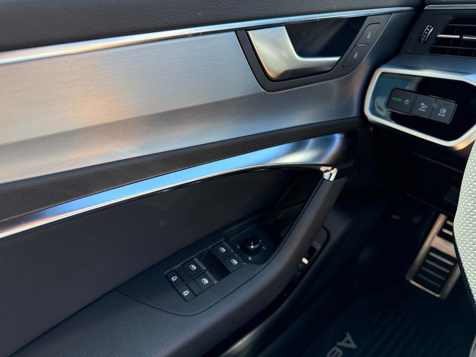 Blå Audi A6 fra 2022