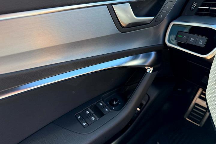 Blå Audi A6 fra 2022