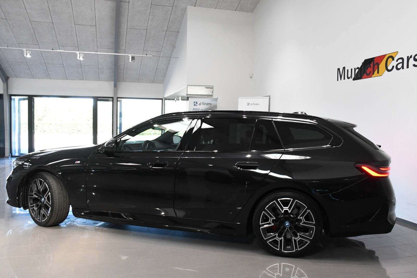 Sort BMW i5 fra 2025