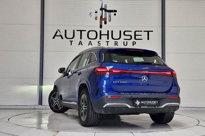 Blå Mercedes EQA250+ fra 2024